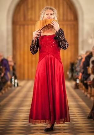 Concert panfluit in de kerk: Lopend door de kerk